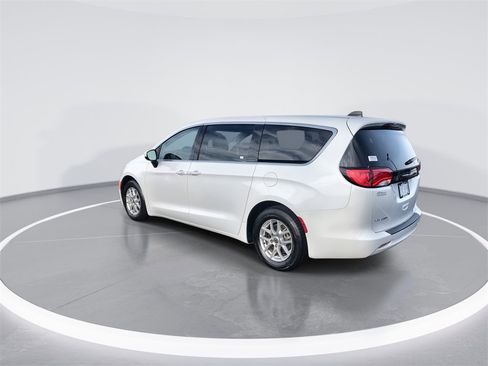Used 2023 Chrysler Voyager LX image 6