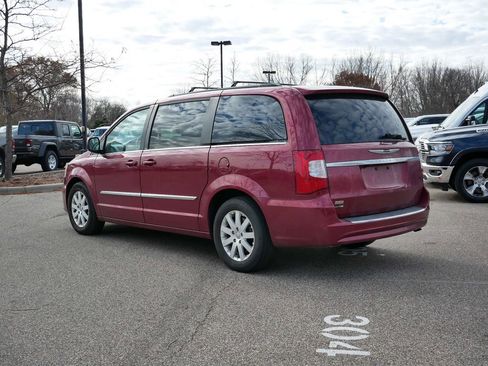 Used 2013 Chrysler Town & Country Touring image 3