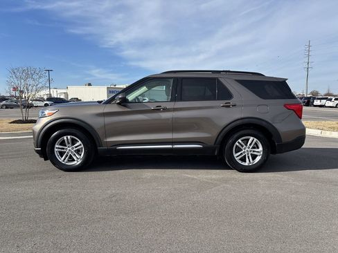 Used 2021 Ford Explorer XLT image 2