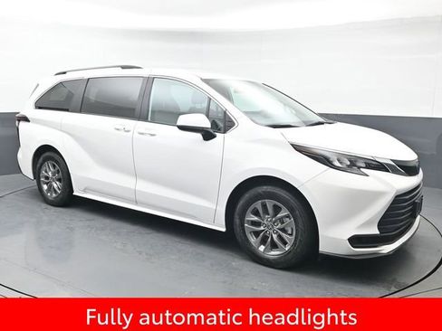 Used 2025 Toyota Sienna LE image 9