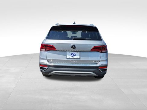 Certified 2023 Volkswagen Taos SE w/ Panoramic Sunroof Package AWD/4WD image 4