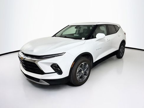 Used 2025 Chevrolet Blazer LT FWD image 3