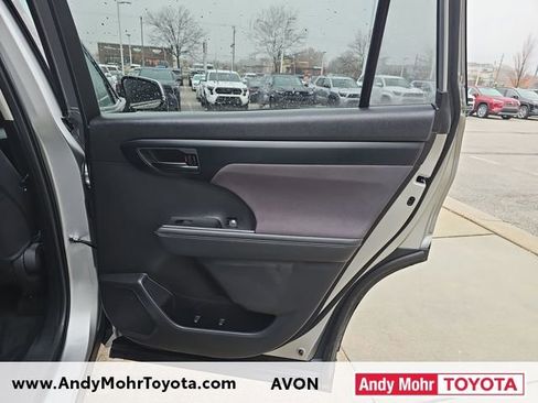 Used 2023 Toyota Highlander LE image 34
