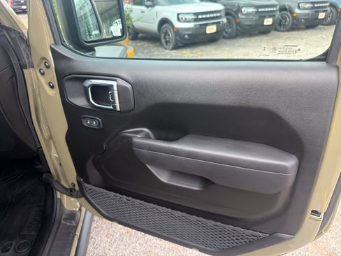 Used 2025 Jeep Gladiator Rubicon AWD/4WD image 13