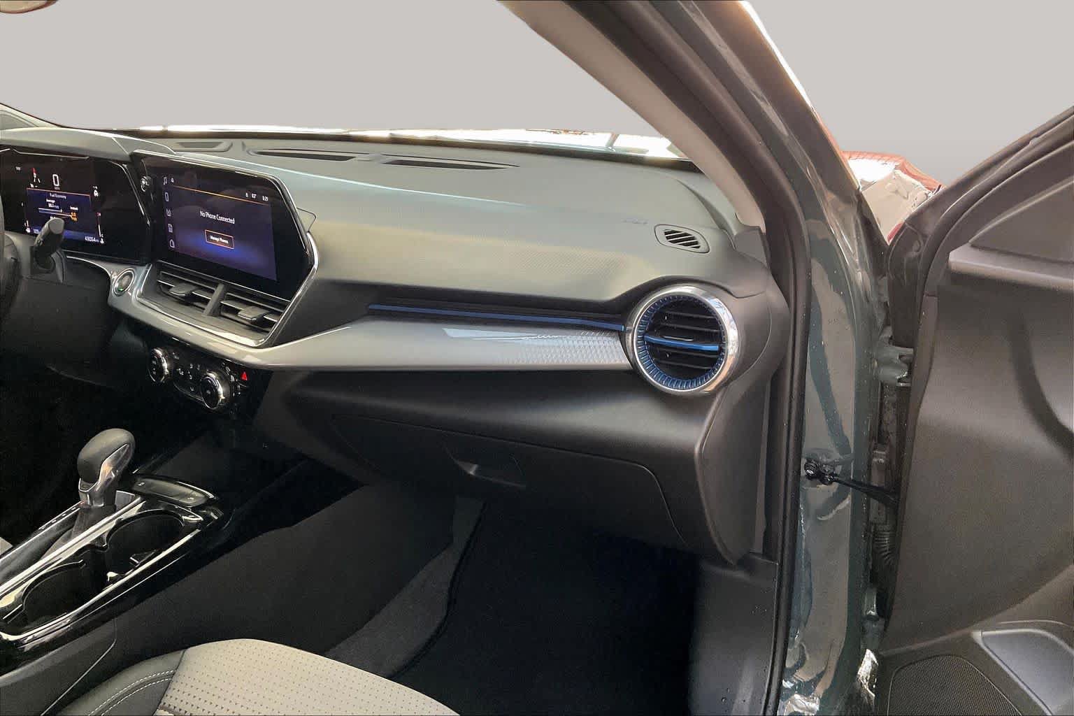 Used 2025 Chevrolet Trax LT w/ LPO, Blackout Package FWD image 18