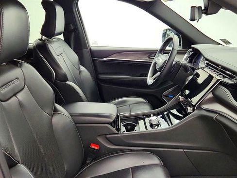 Used 2022 Jeep Grand Cherokee Overland w/ Luxury Tech Group IV AWD/4WD image 24