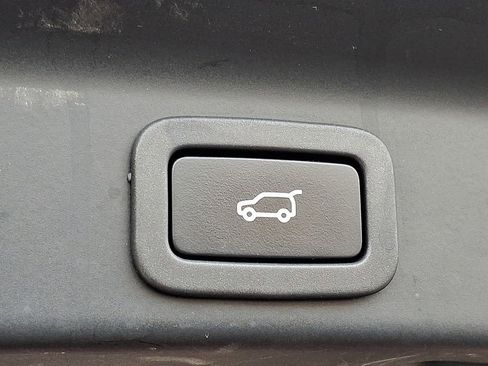 Used 2020 Jaguar F-PACE Premium image 31