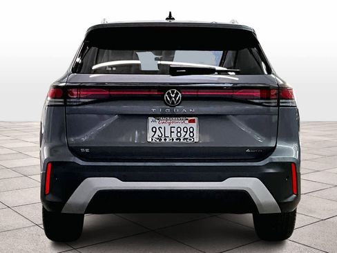 Used 2025 Volkswagen Tiguan SE image 6