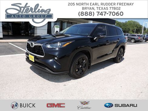Used 2023 Toyota Highlander LE FWD image 1