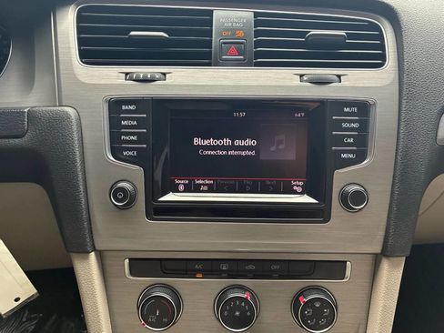 Used 2015 Volkswagen Golf S image 19