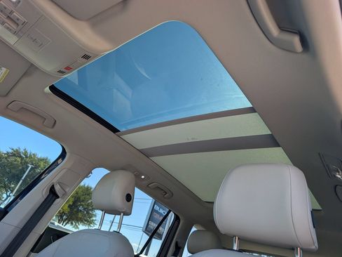 Used 2023 Volkswagen Tiguan SE w/ Panoramic Sunroof Package FWD image 29