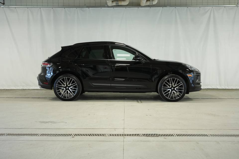 Certified 2026 Porsche Macan AWD/4WD image 9