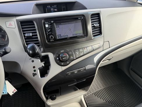 Used 2013 Toyota Sienna SE FWD image 19