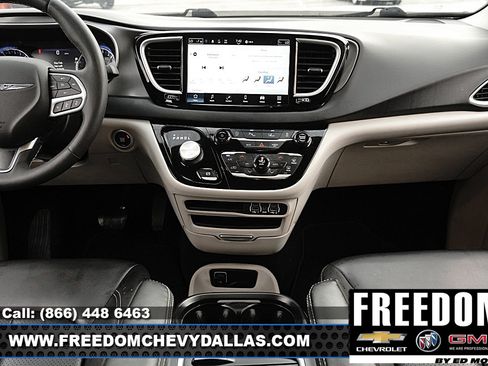 Used 2023 Chrysler Pacifica Touring-L FWD image 14