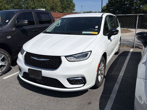 Used 2024 Chrysler Pacifica Touring-L FWD image 10