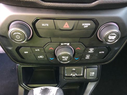 Used 2018 Jeep Renegade Latitude image 22