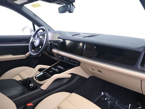 Certified 2025 Porsche Cayenne AWD/4WD image 22