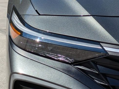 Used 2024 Hyundai Elantra SE image 10