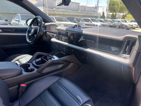 Used 2024 Porsche Cayenne Coupe AWD/4WD image 19