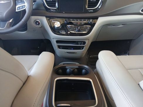 Used 2020 Chrysler Pacifica Touring-L Plus w/ Tire & Wheel Group FWD image 11