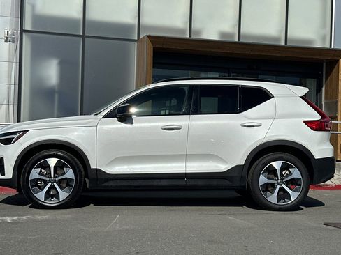 Certified 2025 Volvo XC40 B5 Plus image 6