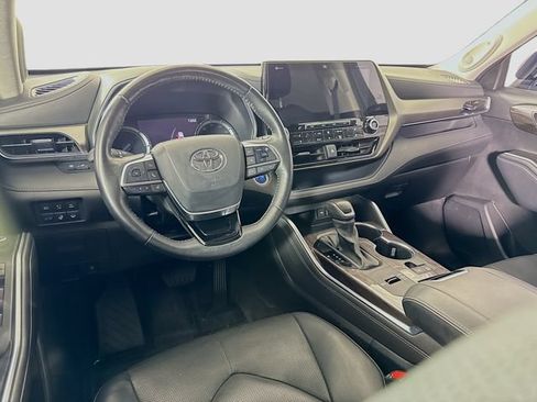 Used 2021 Toyota Highlander Limited FWD image 23