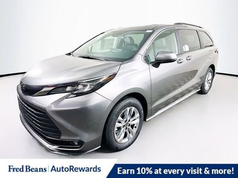 New 2026 Toyota Sienna XLE image 5