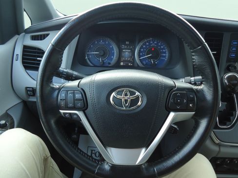 Used 2015 Toyota Sienna XLE Premium AWD/4WD image 12