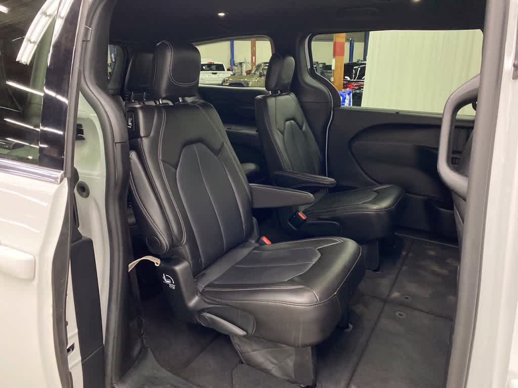 Used 2025 Chrysler Pacifica Select FWD image 16