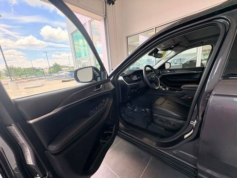 Used 2023 Jeep Grand Cherokee Limited RWD image 20
