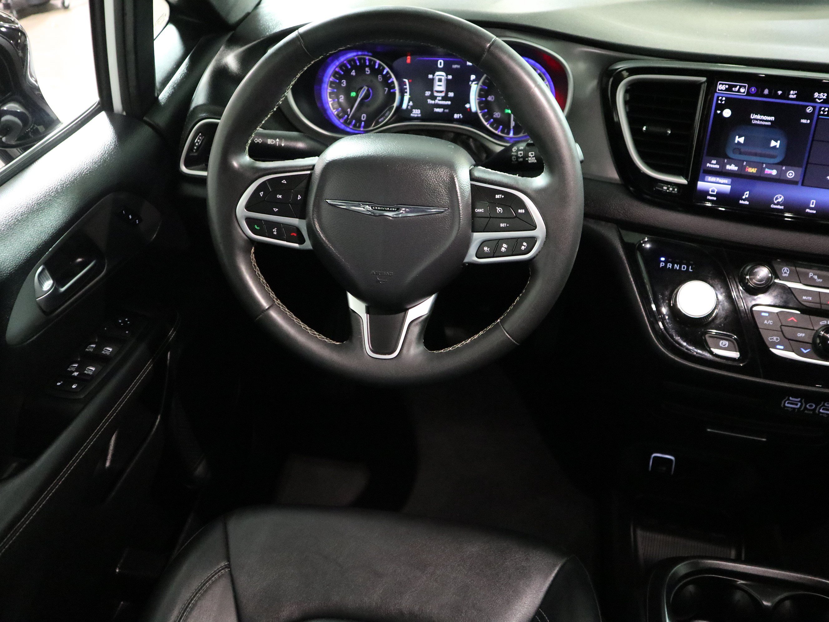 Used 2025 Chrysler Pacifica Select FWD image 16