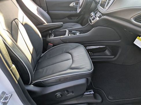 New 2026 Chrysler Pacifica Limited FWD image 33