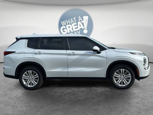 Used 2022 Mitsubishi Outlander ES AWD/4WD image 2