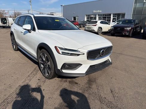 Certified 2025 Volvo V60 B5 Cross Country Ultra w/ Protection Package Premier image 3