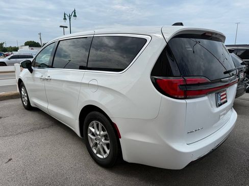 Used 2023 Chrysler Pacifica Touring-L FWD image 25