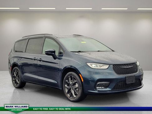 Used 2022 Chrysler Pacifica Limited w/ S Appearance Package image 1