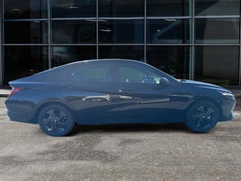 Used 2023 Hyundai Elantra Blue image 4
