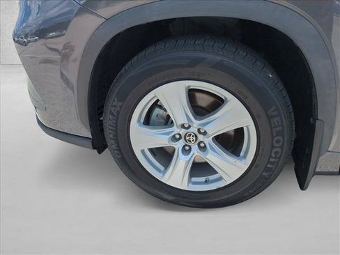 Used 2022 Toyota Highlander LE FWD image 23