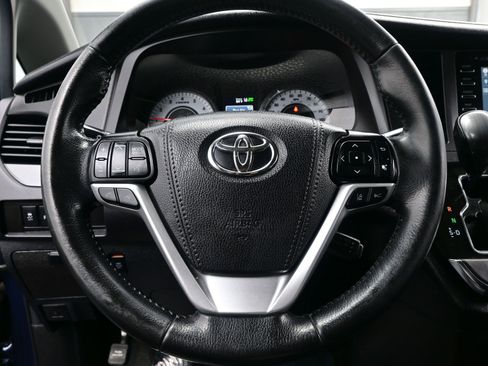 Used 2019 Toyota Sienna SE w/ SE Preferred Package image 25