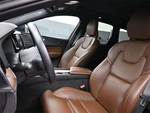 Used 2022 Volvo XC60 B5 Inscription w/ Climate Package image 9