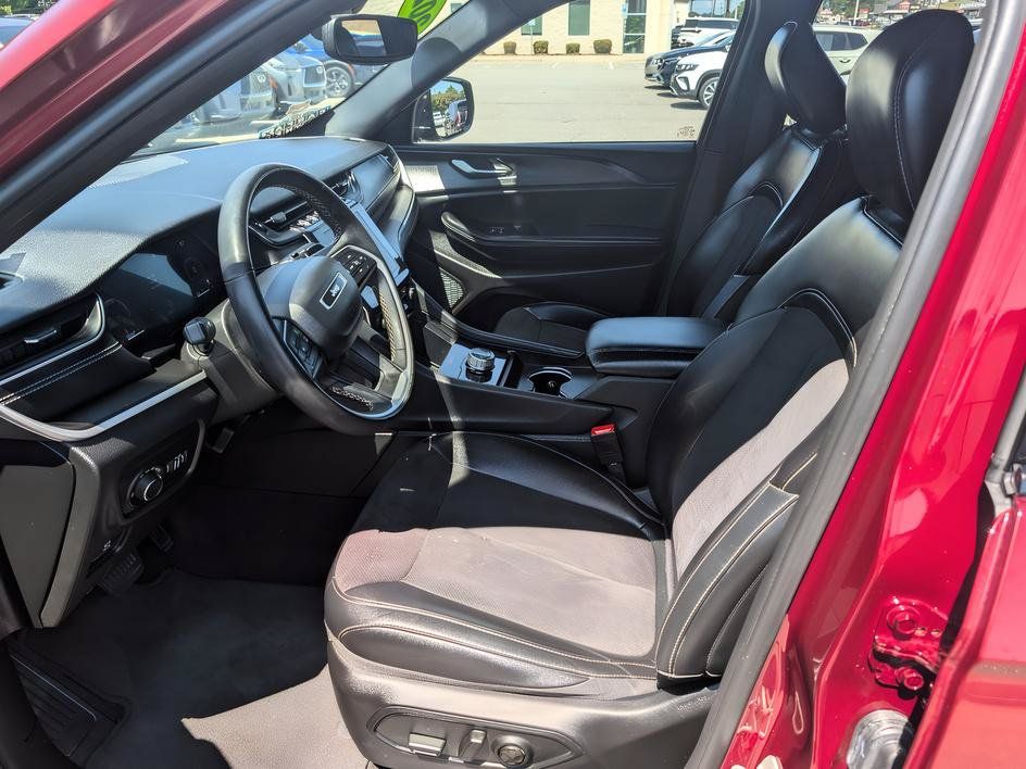 Used 2023 Jeep Grand Cherokee Altitude RWD image 8