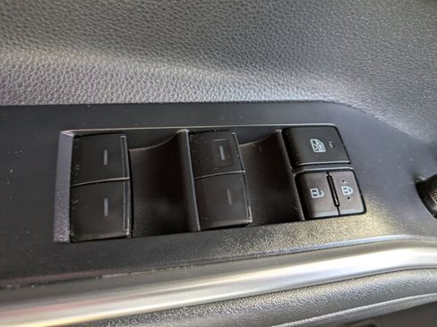 Used 2023 Toyota Highlander L FWD image 27