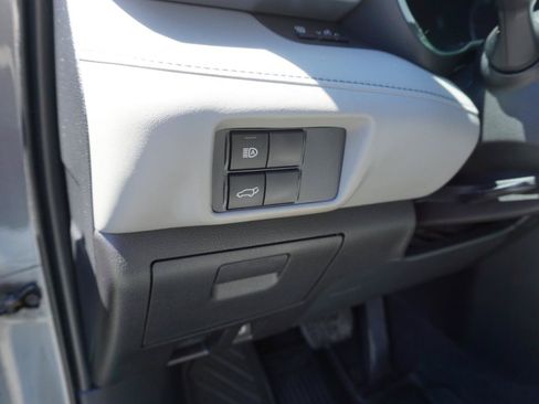 Used 2021 Toyota Highlander XLE AWD/4WD image 18