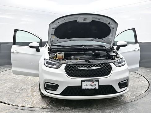 Used 2023 Chrysler Pacifica Touring-L image 38