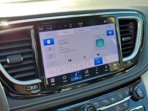 Used 2024 Chrysler Pacifica Limited w/ Uconnect Theater Family Group FWD image 30