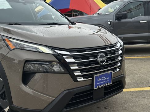 Used 2024 Nissan Rogue SV FWD image 2