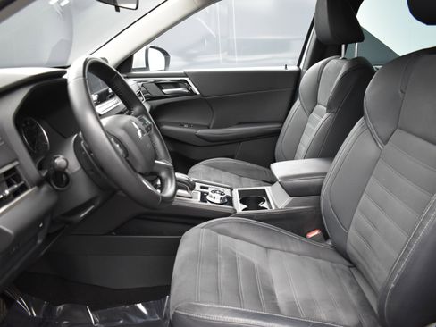 Used 2023 Mitsubishi Outlander SE image 10