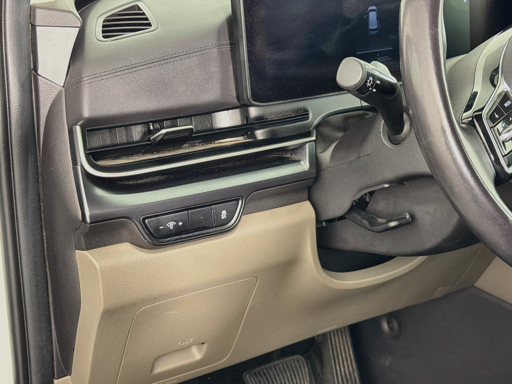 Used 2025 Kia Carnival FWD image 17