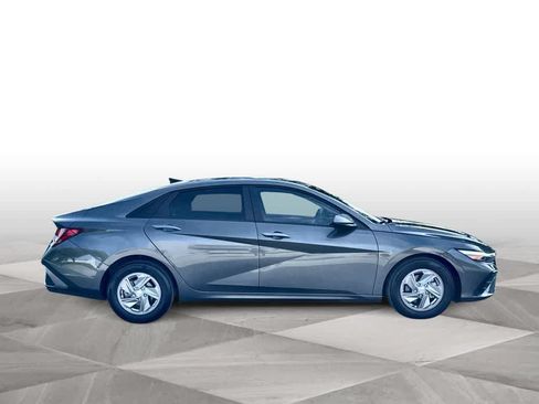 Used 2025 Hyundai Elantra SE FWD image 9
