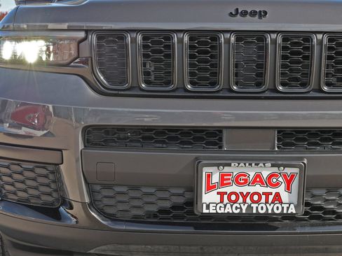 Used 2024 Jeep Grand Cherokee L Altitude AWD/4WD image 11
